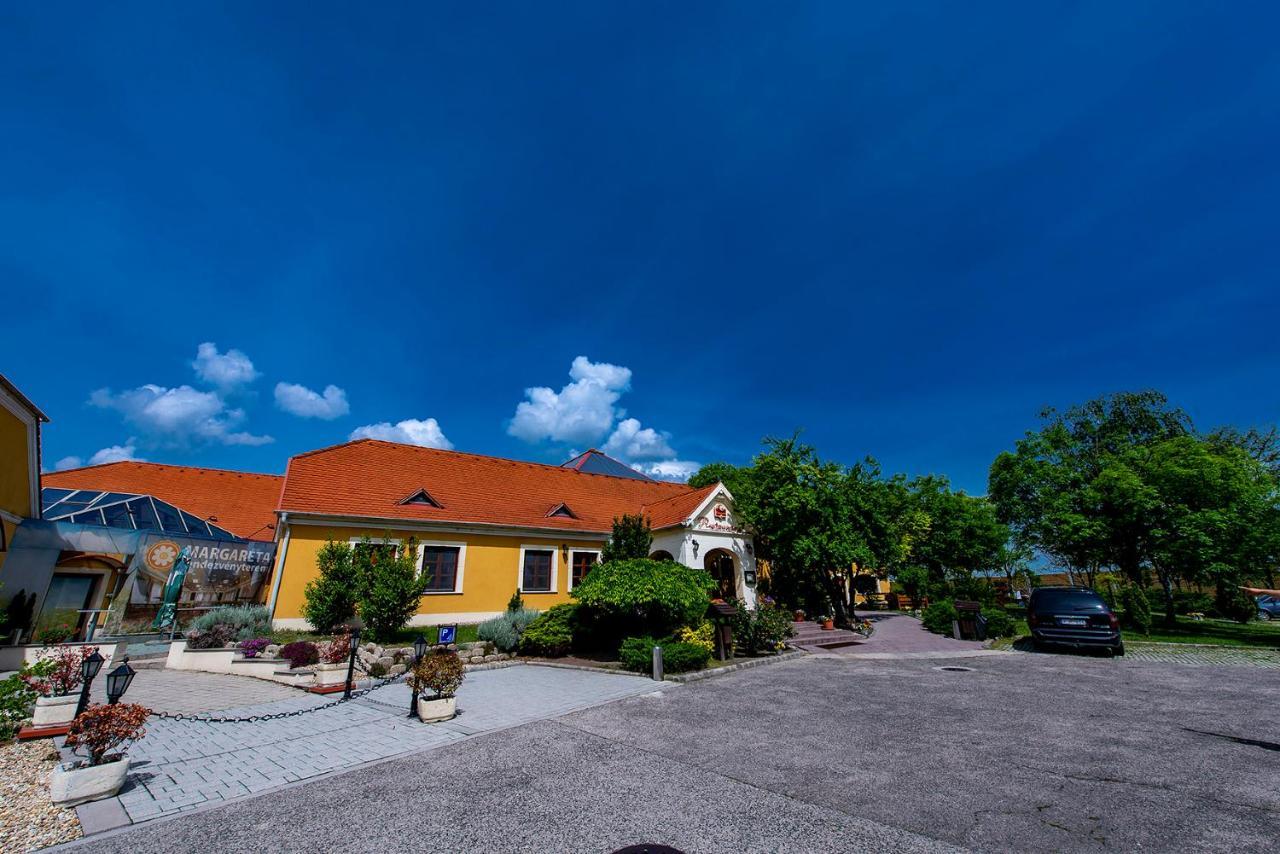 Gastland M0 Hotel & Conference Center シゲトセントミクローシュ エクステリア 写真