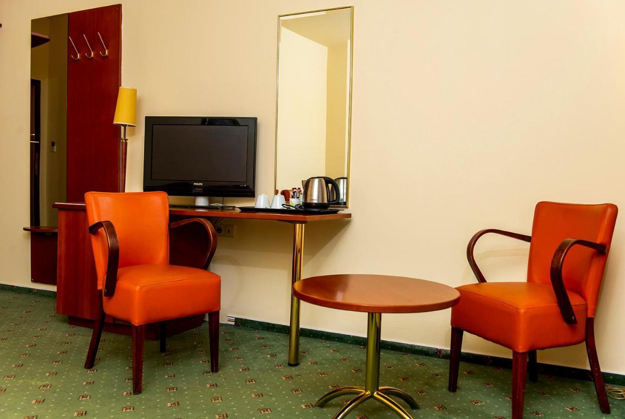Gastland M0 Hotel & Conference Center シゲトセントミクローシュ エクステリア 写真