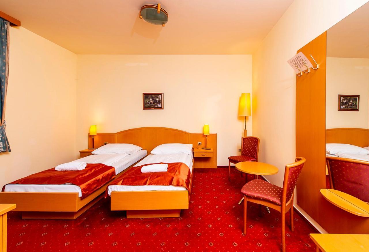 Gastland M0 Hotel & Conference Center シゲトセントミクローシュ エクステリア 写真