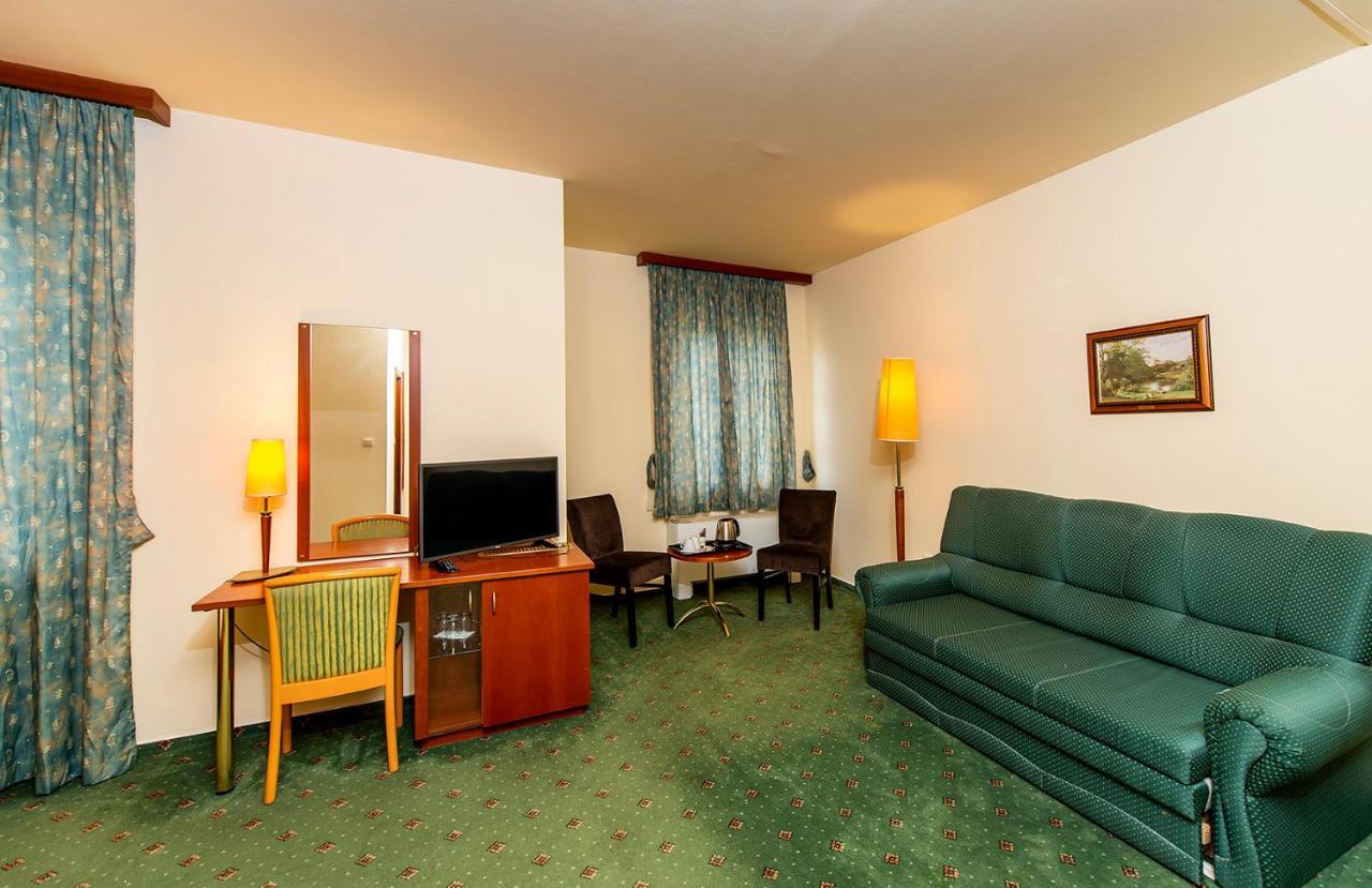 Gastland M0 Hotel & Conference Center シゲトセントミクローシュ エクステリア 写真