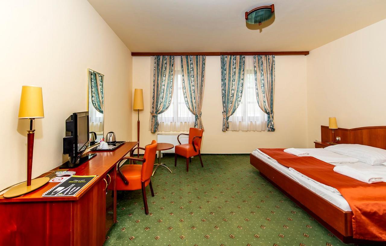 Gastland M0 Hotel & Conference Center シゲトセントミクローシュ エクステリア 写真