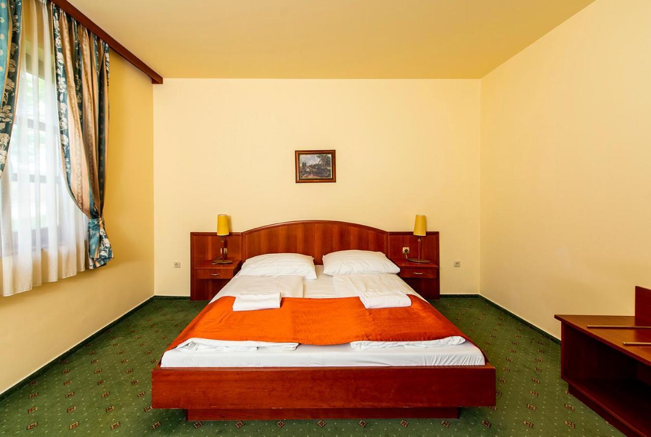 Gastland M0 Hotel & Conference Center シゲトセントミクローシュ エクステリア 写真