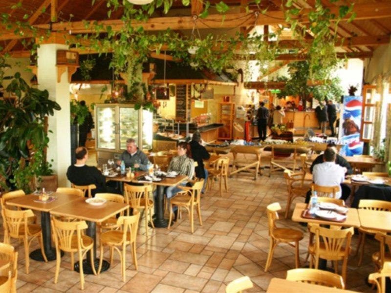 Gastland M0 Hotel & Conference Center シゲトセントミクローシュ エクステリア 写真