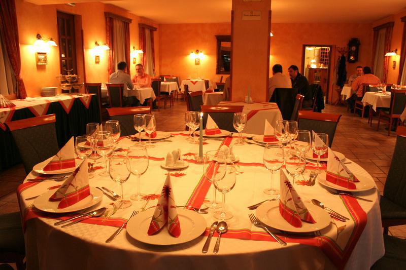 Gastland M0 Hotel & Conference Center シゲトセントミクローシュ レストラン 写真